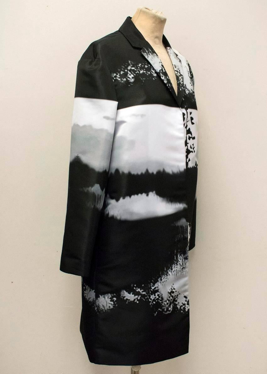Mary Katrantzou monochrome printed, lightweight, mid length, oversized coat with a small notch lapel and no closure. 

Condition: 10/10

Approx measurements:
Length: 92cm 
Shoulders: 46cm 
Sleeves: 55cm

US size 0-2

The mannequin is a US