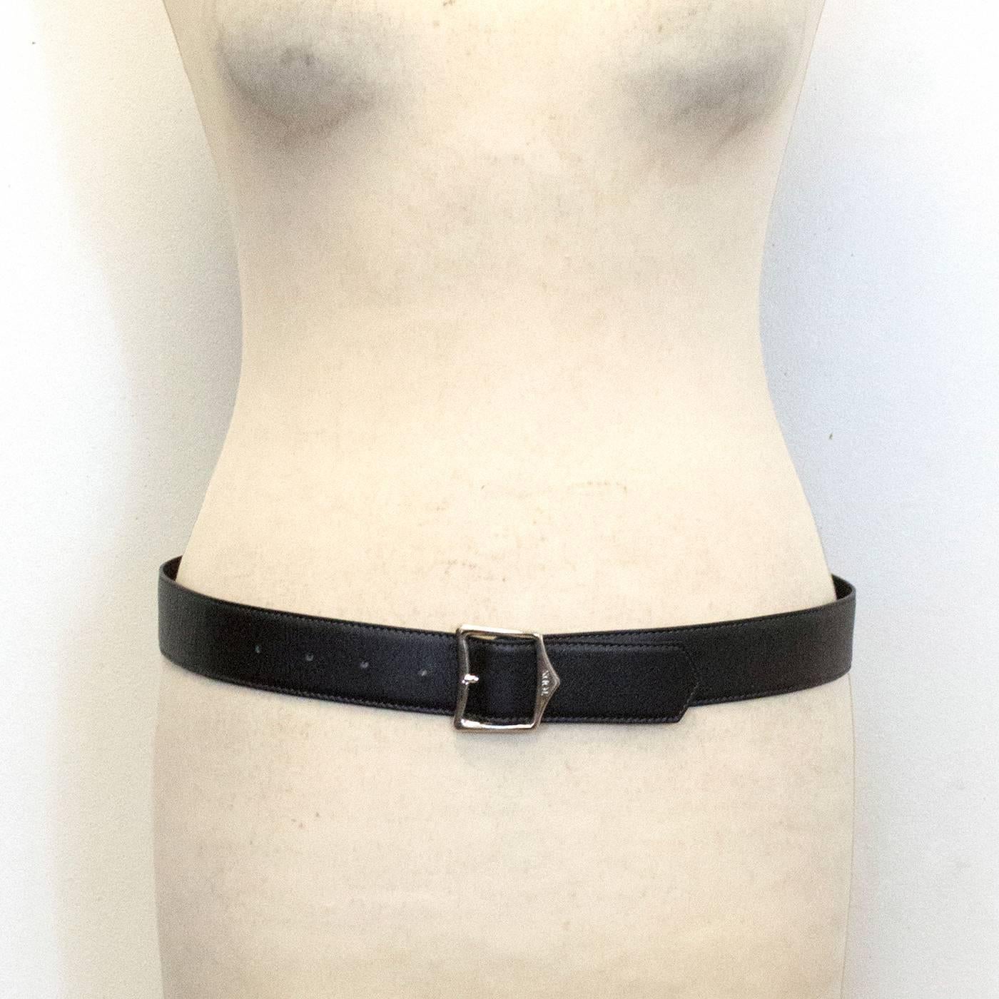 Tod's black leather belt with silver buckle.

Condition: 10/10

Approx: Length- 91cm Width- 3.5cm

UK Size: XXS/Size 80 
