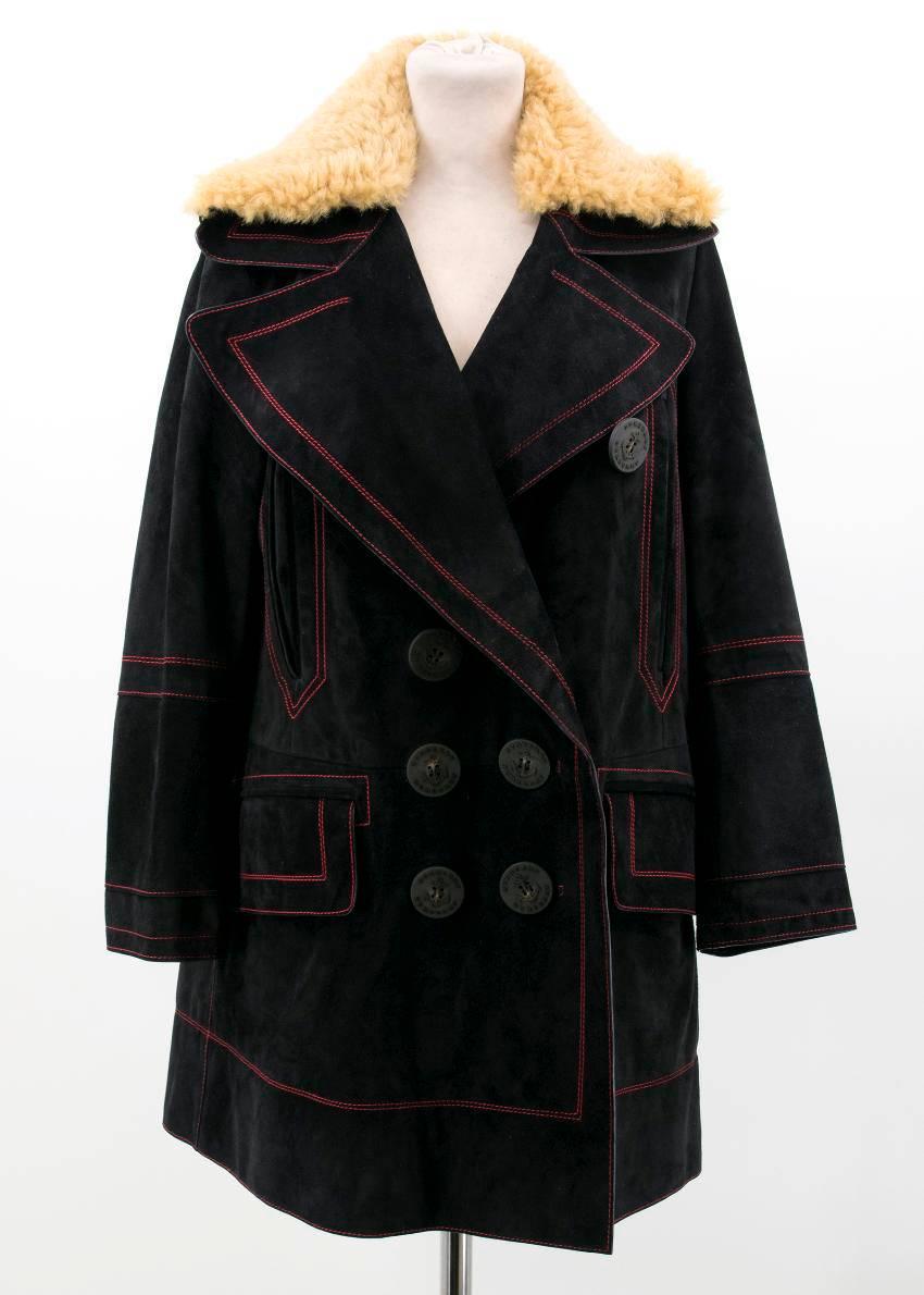 Burberry double breasted black suede coat with detachable shearling collar. Red stitching detail. 4 front pockets. Anchor Burberry buttons. Lined in cupro. 

Conditions Details : 9.5/10 

Fabric: Suede And Shearling

Approx Measurements: Length -