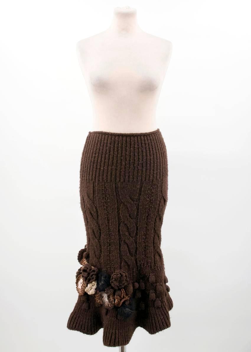 Alexander McQueen brown knit top and skirt set. 

Off the shoulder top and flare skirt in a thick wool knit featuring knit floral details. 

Conditions Details : Condition - 9/10 

Fabric: 50% Wool, 25% Alpaca, 25% Acrylic

Approx Measurements:
TOP: