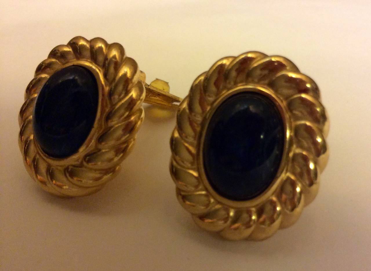 Vintage Midnight Sapphire Cabochon Gold Bezel Clip On Earrings In Excellent Condition For Sale In Lake Park, FL