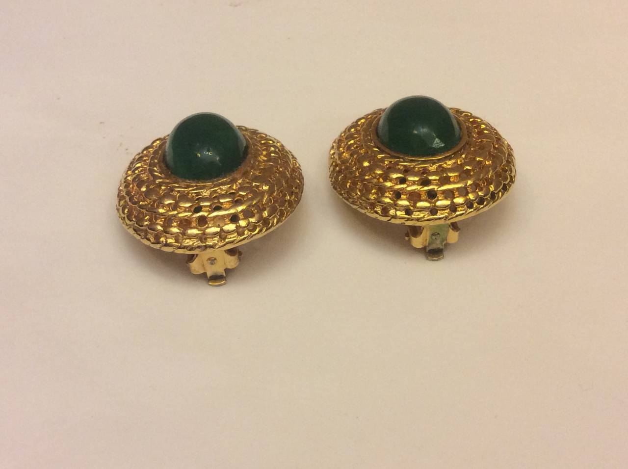 Women's Vintage Les Bernard Emerald Green Cabochon Gold Clip On Earrings For Sale