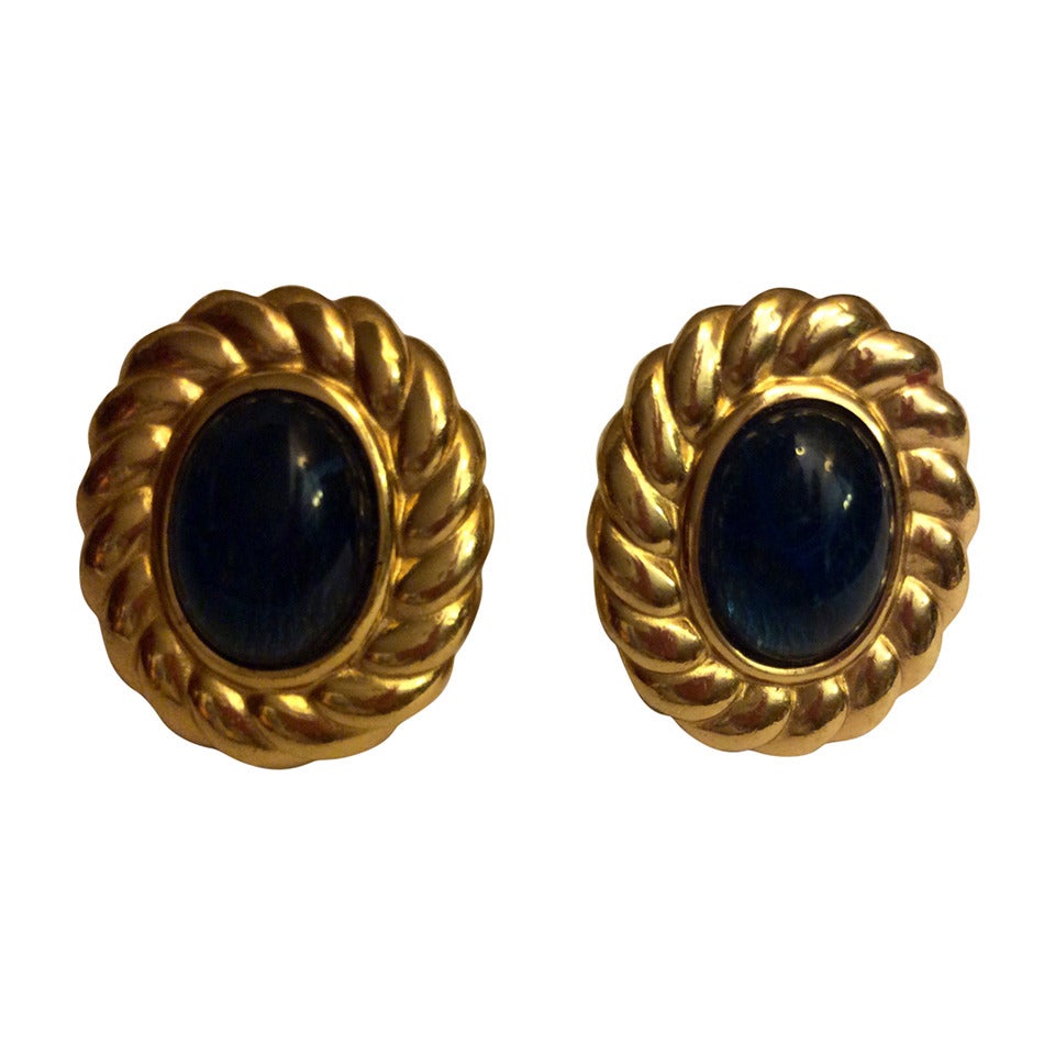 Vintage Midnight Sapphire Cabochon Gold Bezel Clip On Earrings For Sale