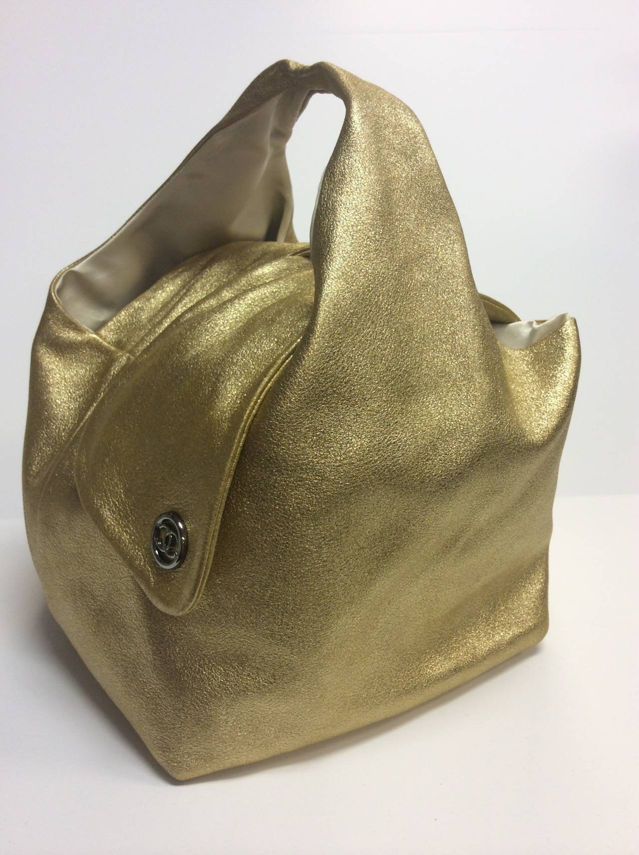 This is a lovely 2008 Chanel metallic gold soft Lambskin Erving hobo lined in silk. Pristine clean condition with Pluto ear flaps closure.
This is a collectible sweet token of love.