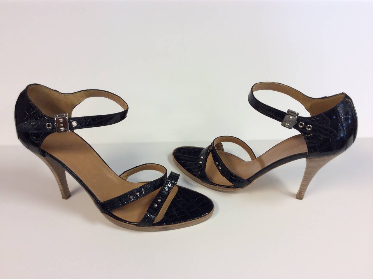 These are a lovely pair of Hermes Paris Black crocodile double strap high heel.
Size 39
Made in Italy
Leather sole