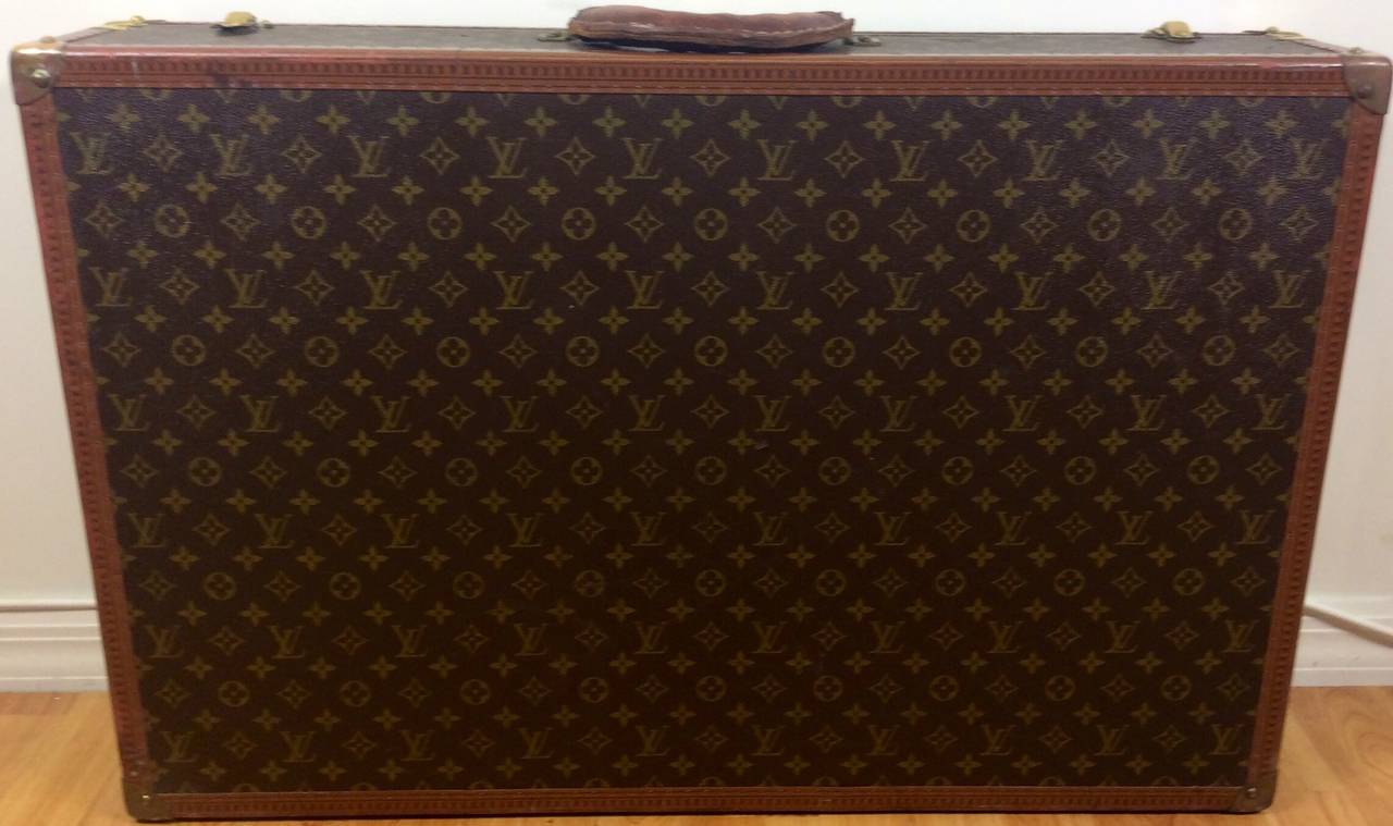 This is a vintage Louis Vuitton monogram large hard side luggage.
Monogrammed canvas with leather trims and brass hardware. Retains interior linen straps and the original hardware.