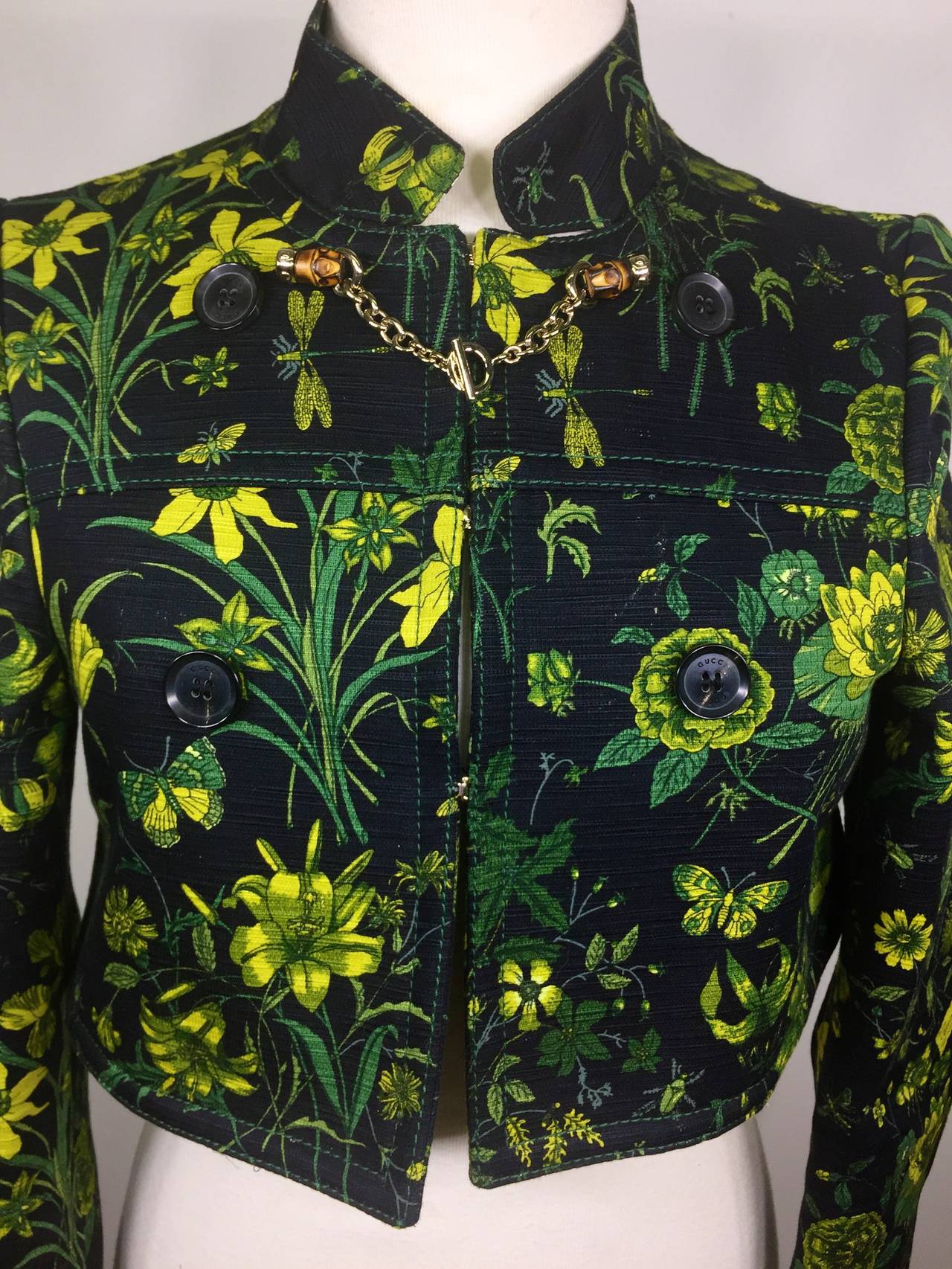 This is a gorgeous Gucci Floral black and green crop jacket
Bamboo toggle detail
Size 38
Measurements:
Length 14