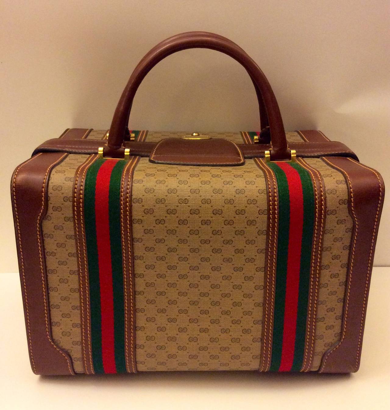 Women's or Men's Vintage Rare Gucci Logo Classic Train Luggage Case For Sale
