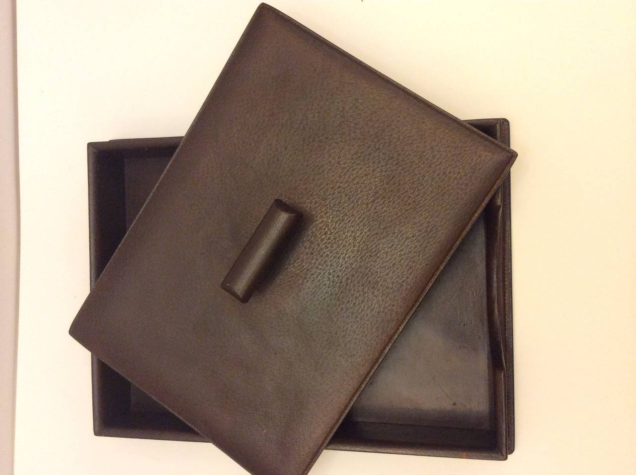 Vintage Gucci Desktop Brown Leather Paper-tray & Notepad Gold Chain In Fair Condition For Sale In Lake Park, FL
