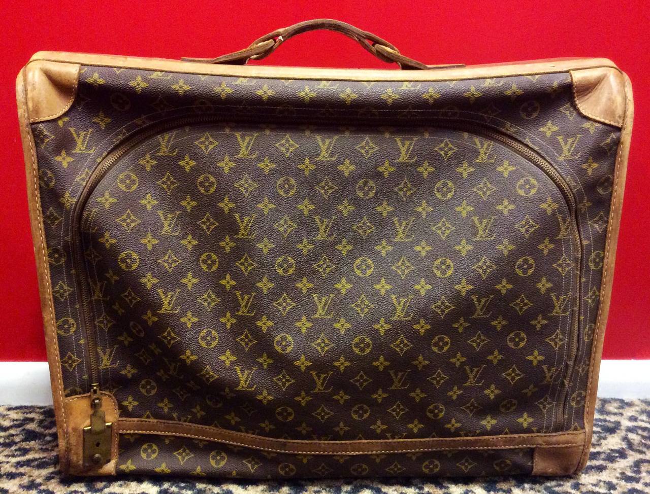 This is a vintage Louis Vuitton French Company monogram zip around luggage
Suitcase
Measurements:
Approximately 22.5