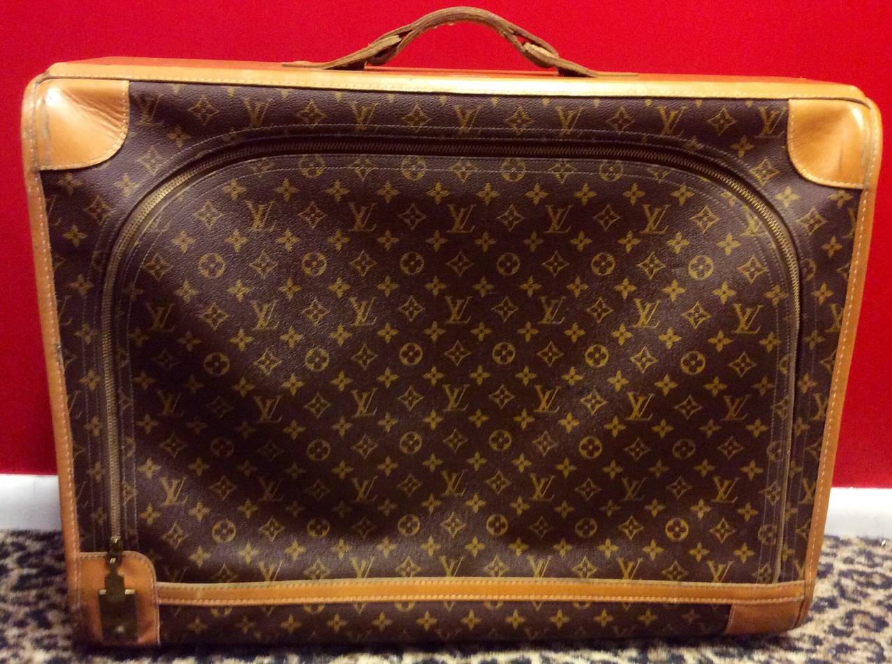 This is a vintage Louis Vuitton French Company monogram zip around luggage
Measurements:
25.5