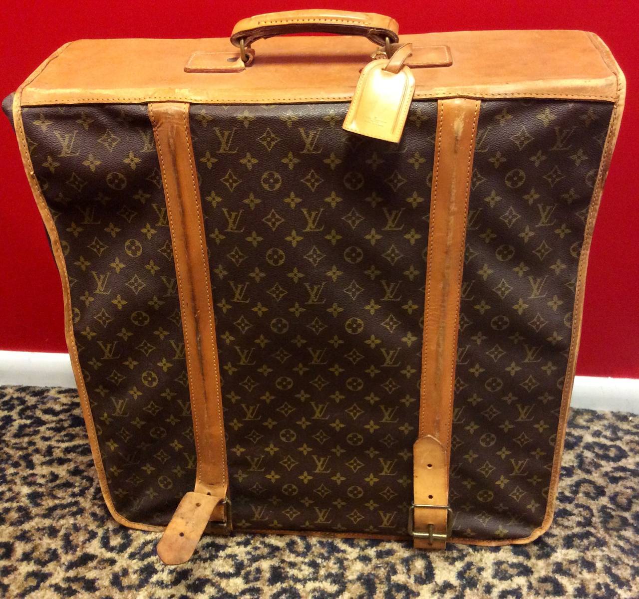 This is a rare  Louis Vuitton monogram garment travel bag
Multi Hangers
Separate zipper compartment 
Measurements :
51