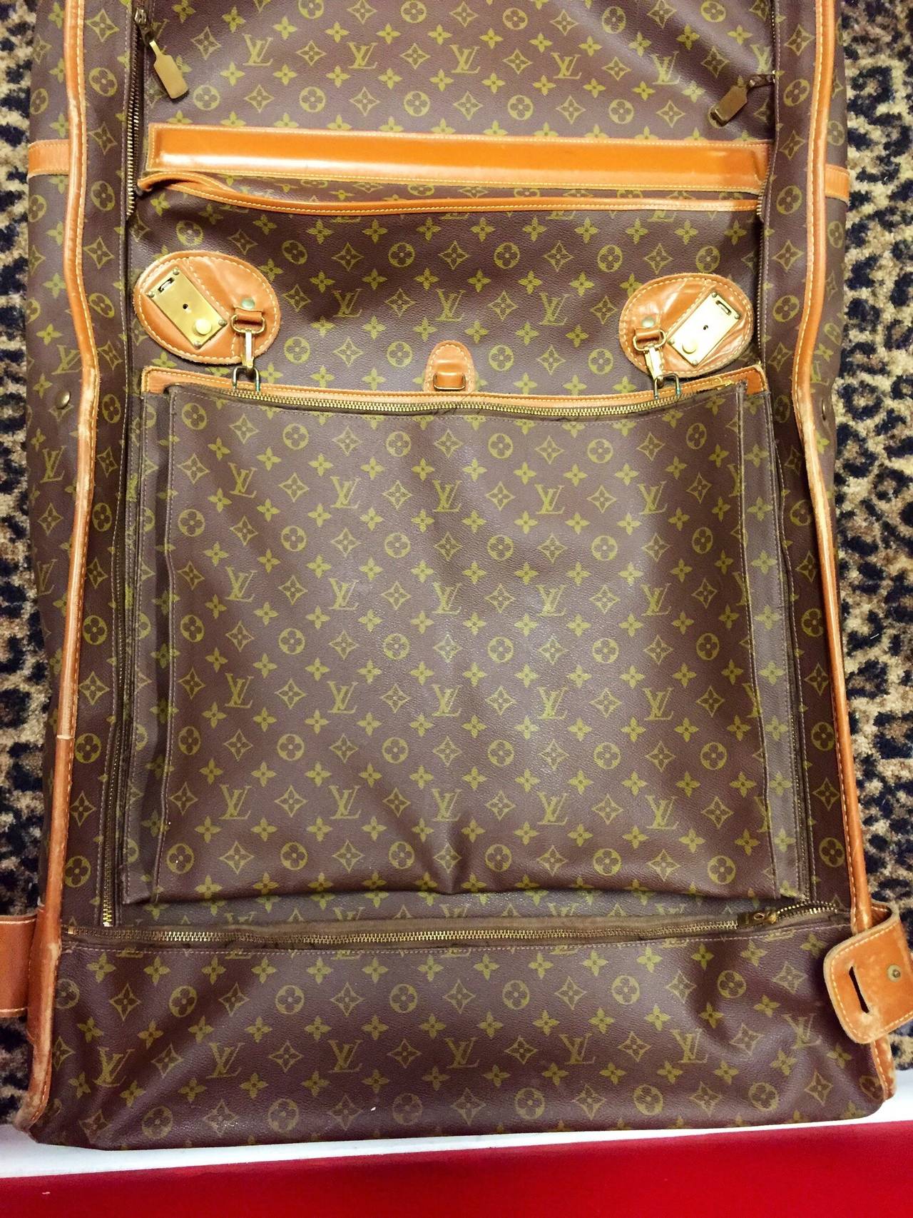 This is a rare vintage Louis Vuitton French Company monogram garment travel bag with 2 detachable accessory large pouches
Measurements:
53