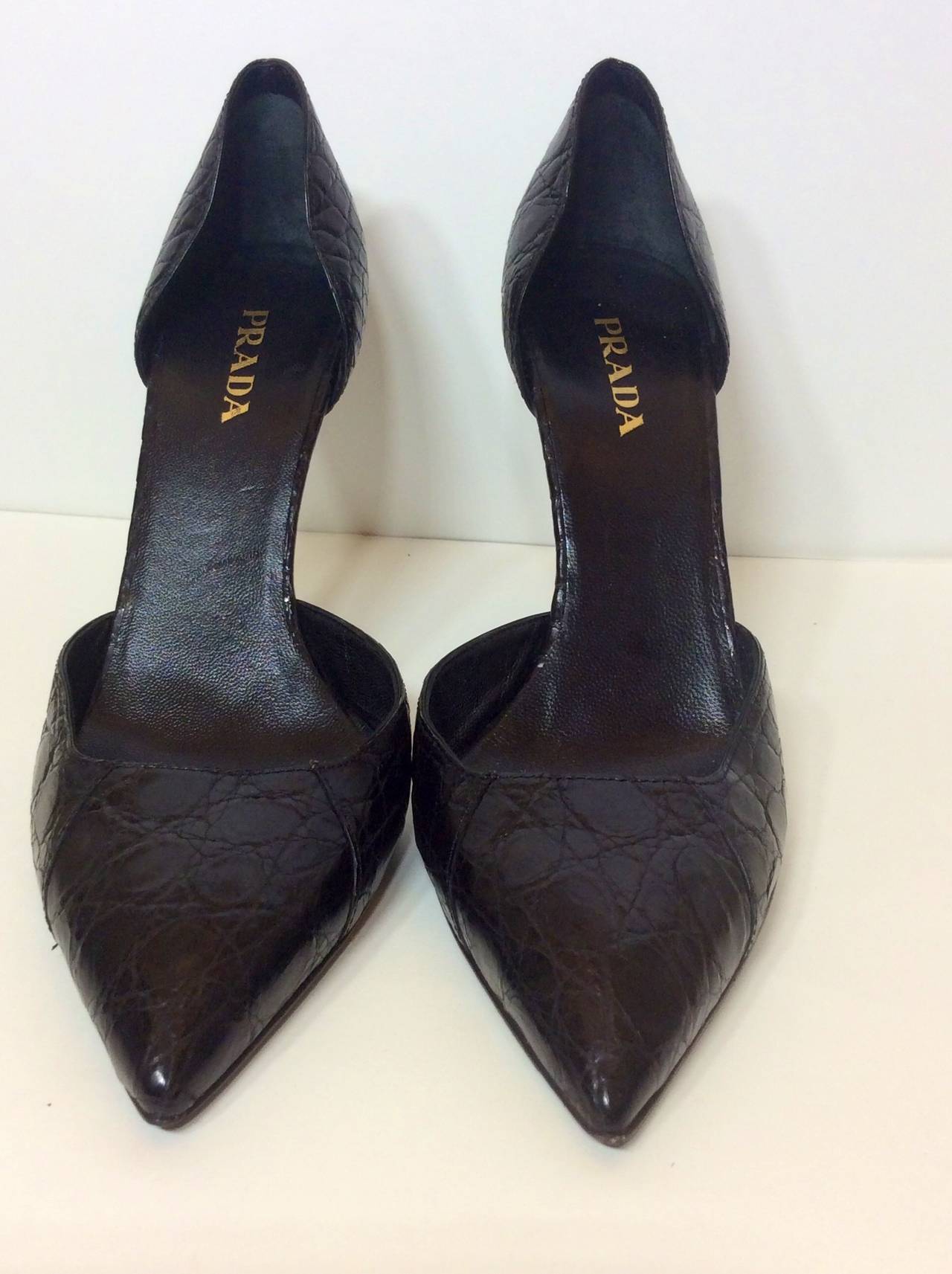 These are a gorgeous pair of Prada crocodile slip on pointy pump
Size 40 1/2
Made In Italy