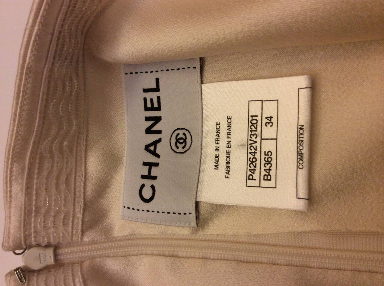 This is a lovely Chanel Silk halter dress
Size 34
Zip up back closure with logo CC zipper pull
Fully lined
Measurements:
Bust 30-32