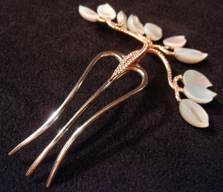 Rose and White Gold Hair Comb Diamond Accents with Mother of Pearl Leaves In Excellent Condition In Lake Park, FL