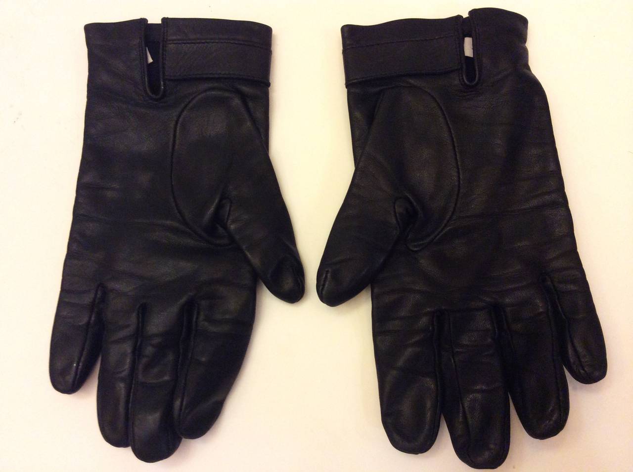 Christian Dior Black Leather Gloves In Excellent Condition For Sale In Lake Park, FL