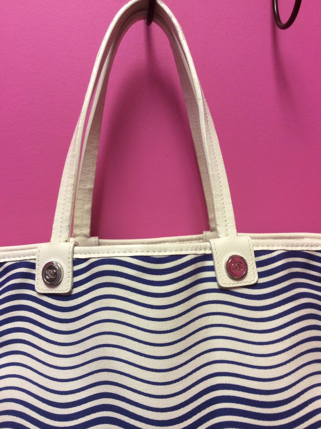 This is a fun Chanel Cruise collection large canvas tote. White leather handles. Navy blue and white canvas.
Measurements:
16