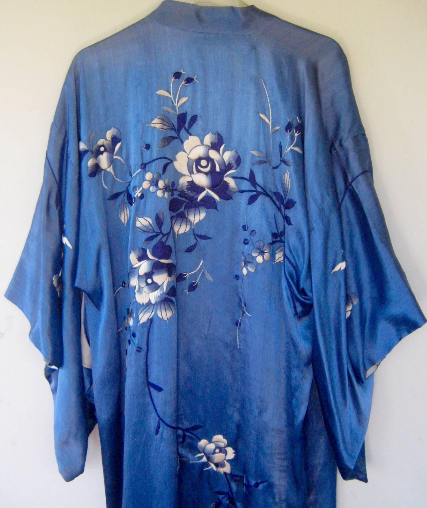 1930s Hand Embroidered Japanese Export Kimono In Excellent Condition In Chicago, IL