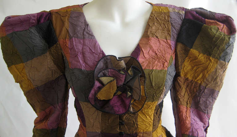 Wonderful Holly's Harp silk taffeta peplum jacket
This dates to the late 1970s or very early 80s..The peplum and the bow ties are lined in gold silk lame.There are shoulders pads and tiny buttons down the front that fasten with silk loops.The front