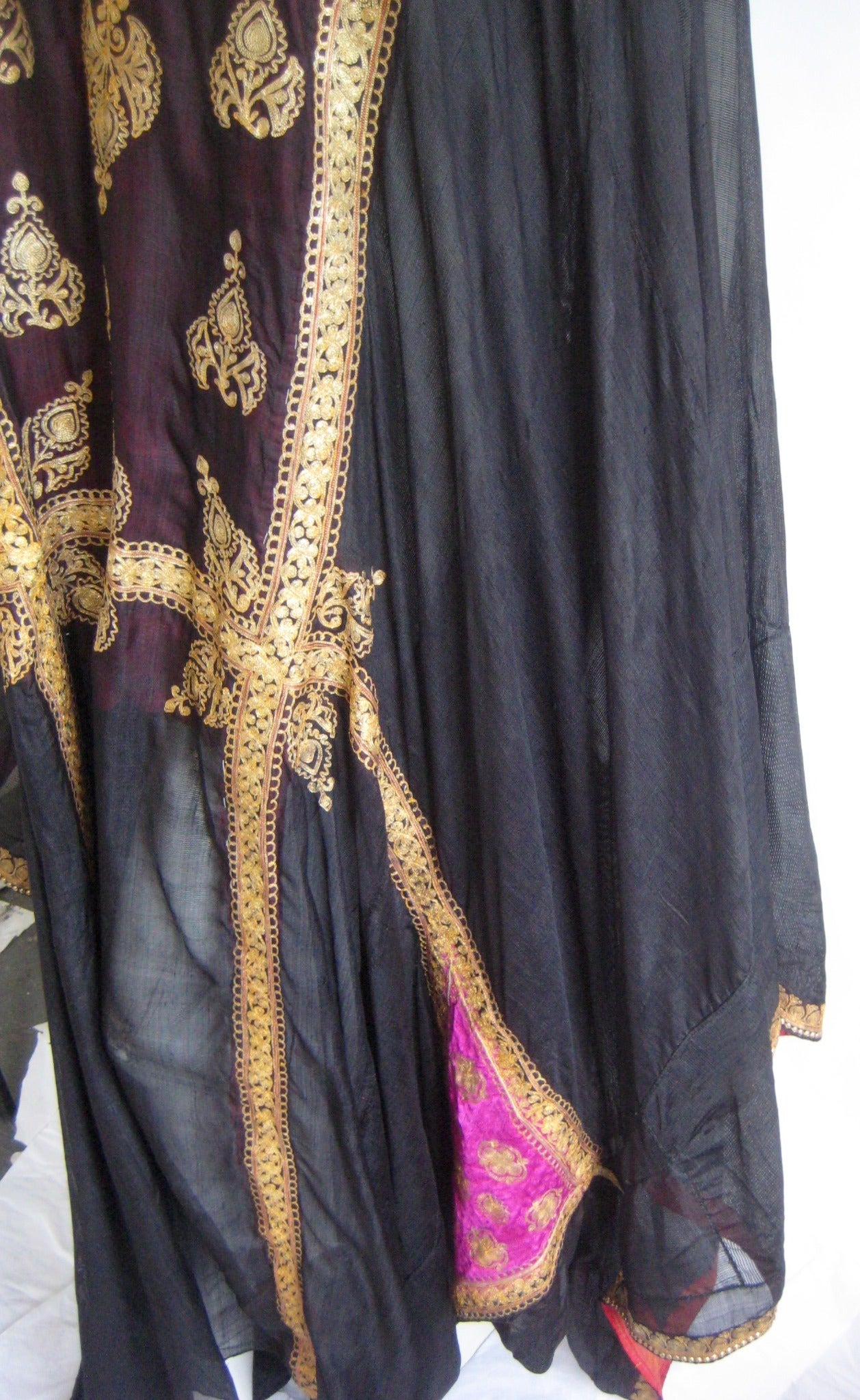 Exceptional Mid Century Woven Silk Caftan with Metallic Gold Embroidery In Excellent Condition In Chicago, IL