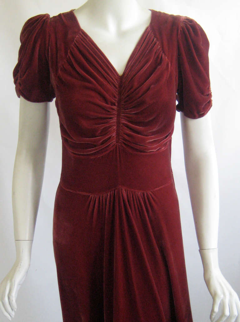 Gorgeous evening dress in a stunning color 
Silk velvet 
Short metal zipper up the side