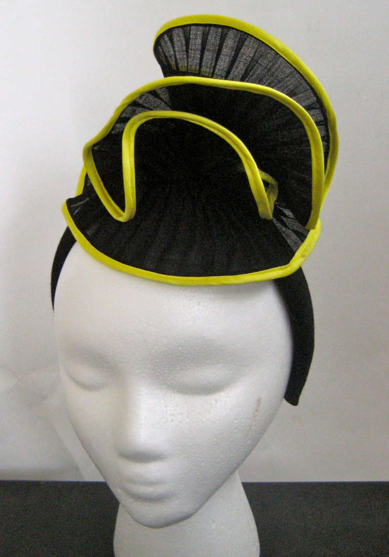 Wonderful whimsical hat
Padded headband in fine wool and silk 
Pleated wool with yellow silk trim
