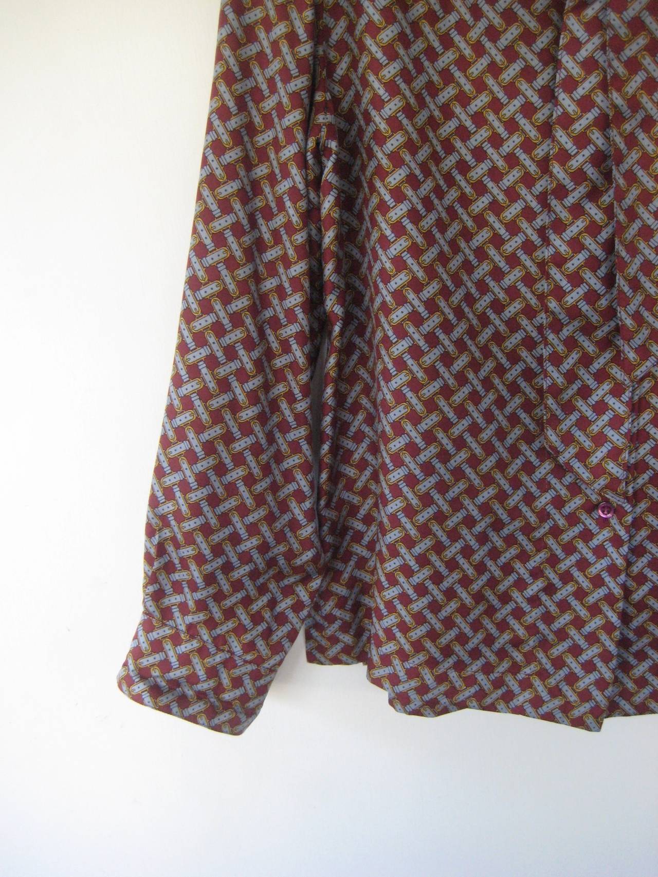 Fabulous  HERMES  silk print blouse
100% silk
Back yoke
Button down front
Buckle print with matching detachable necktie scarf.
Excellent condition.
Labeled size 36