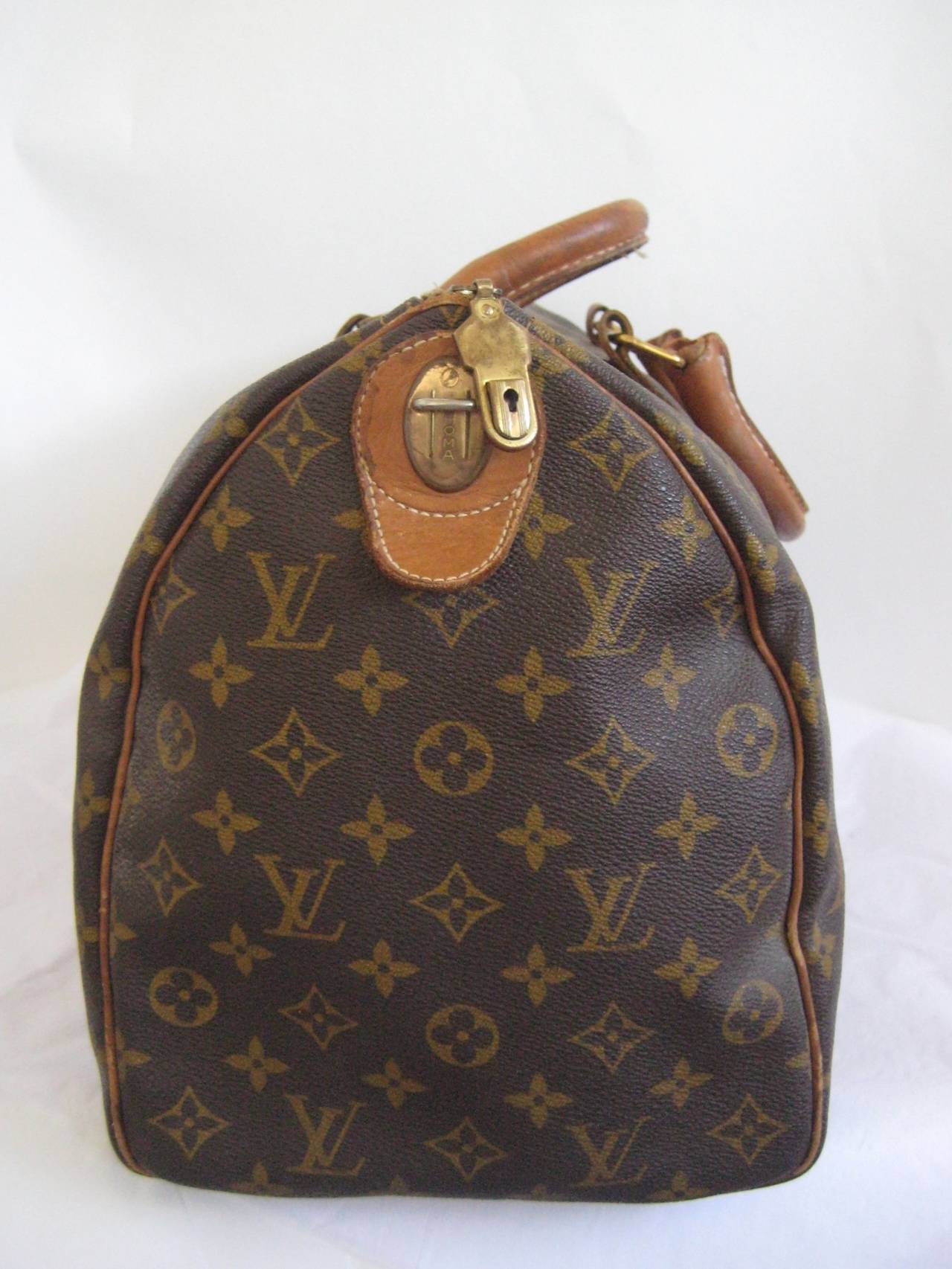 Authentic Louis Vuitton keep all duffel 45
Guaranteed authentic, this dates to the 1970s
Overall very good condition with a dime size spot of wear to one of the handles {see pic}Interior is in good shape
This measures approx 17.7 x 10.6 x 7.9
