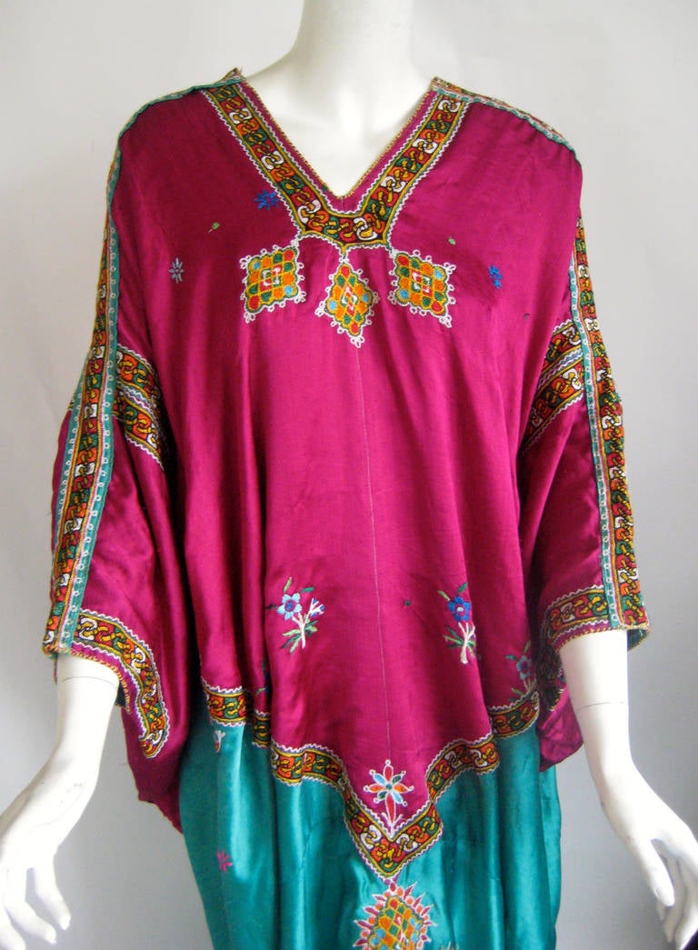 Art Deco Embroidered Chinese Silk Caftan For Sale at 1stDibs