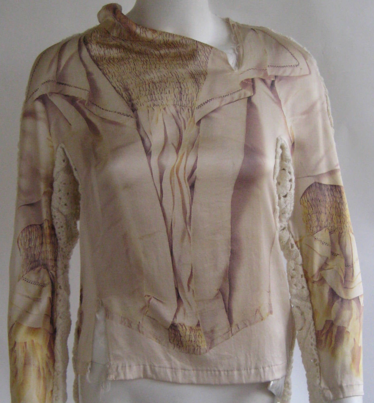 Amazing blouse form the Broken Brides Collection
100% silk and 100% wool
New with original store tags and extra wool fabric