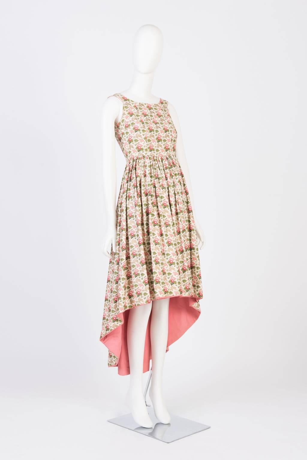 Sleeveless summer dress in floral print with contrast lining (Double cotton) and asymmetrical hem. 