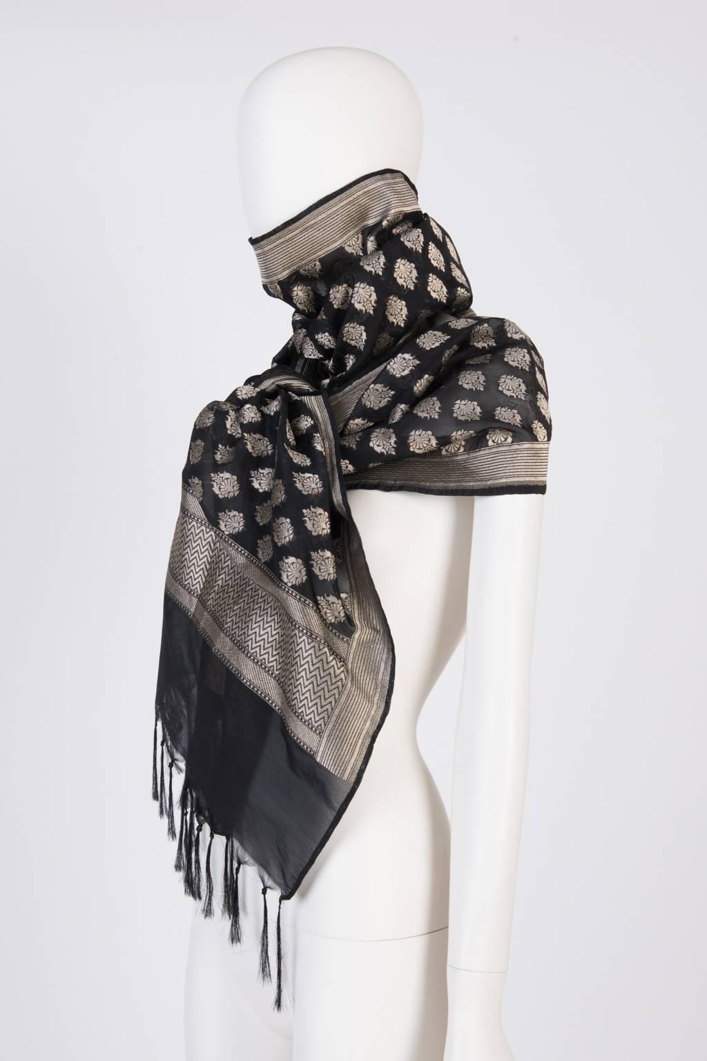  Black/Gold Scarf In New Condition For Sale In Xiamen, Fujian