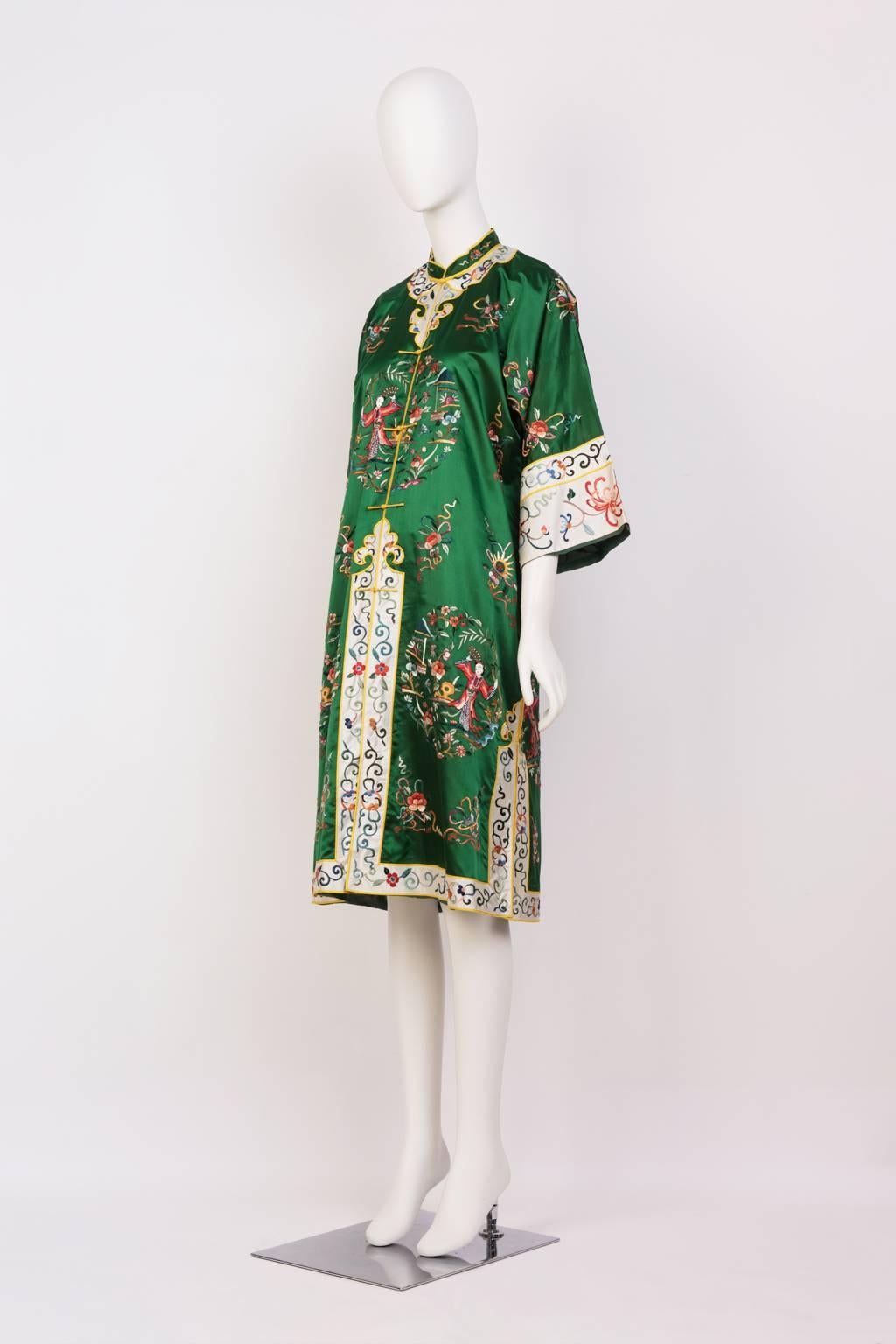 Llined, knee-length Robe dress, elegantly hand embroidered with a garden motif, in emerald green silk.