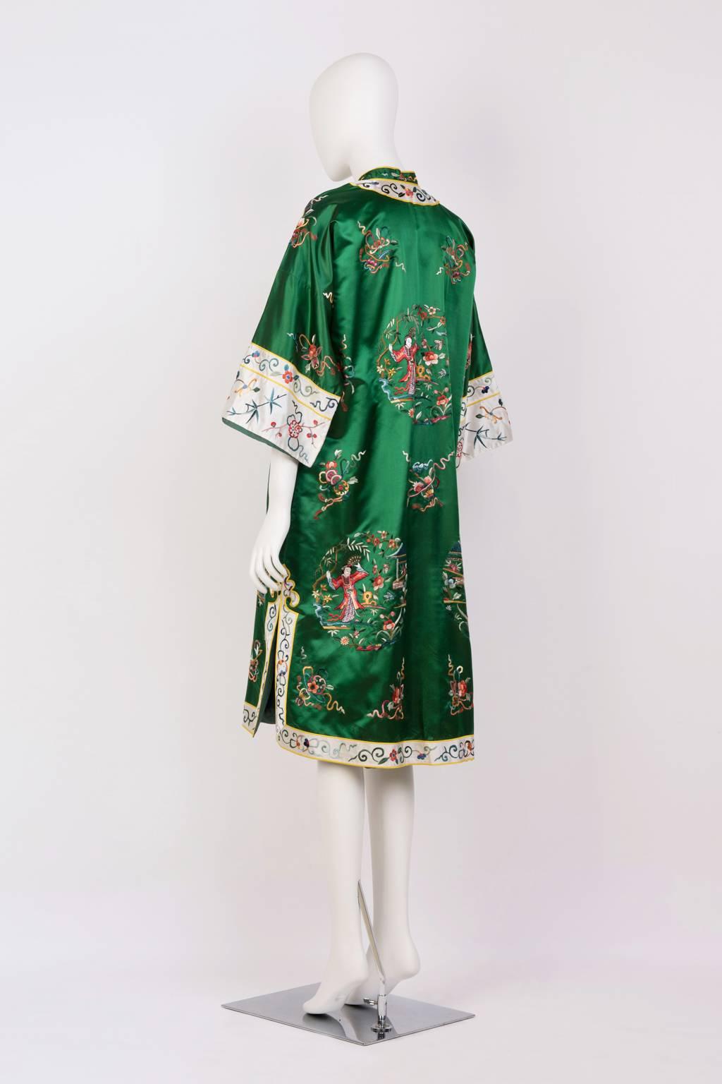 VINTAGE, Hand Embroidered Chinese Robe In Excellent Condition For Sale In Xiamen, Fujian