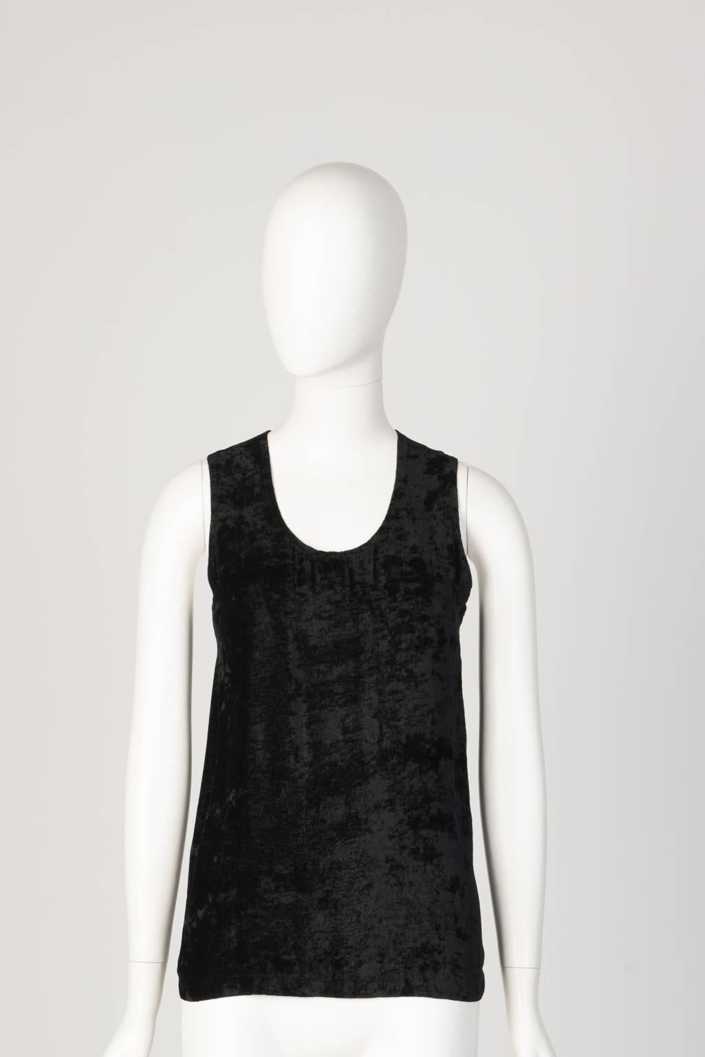 Sleeveless top with velvet front and modal back.