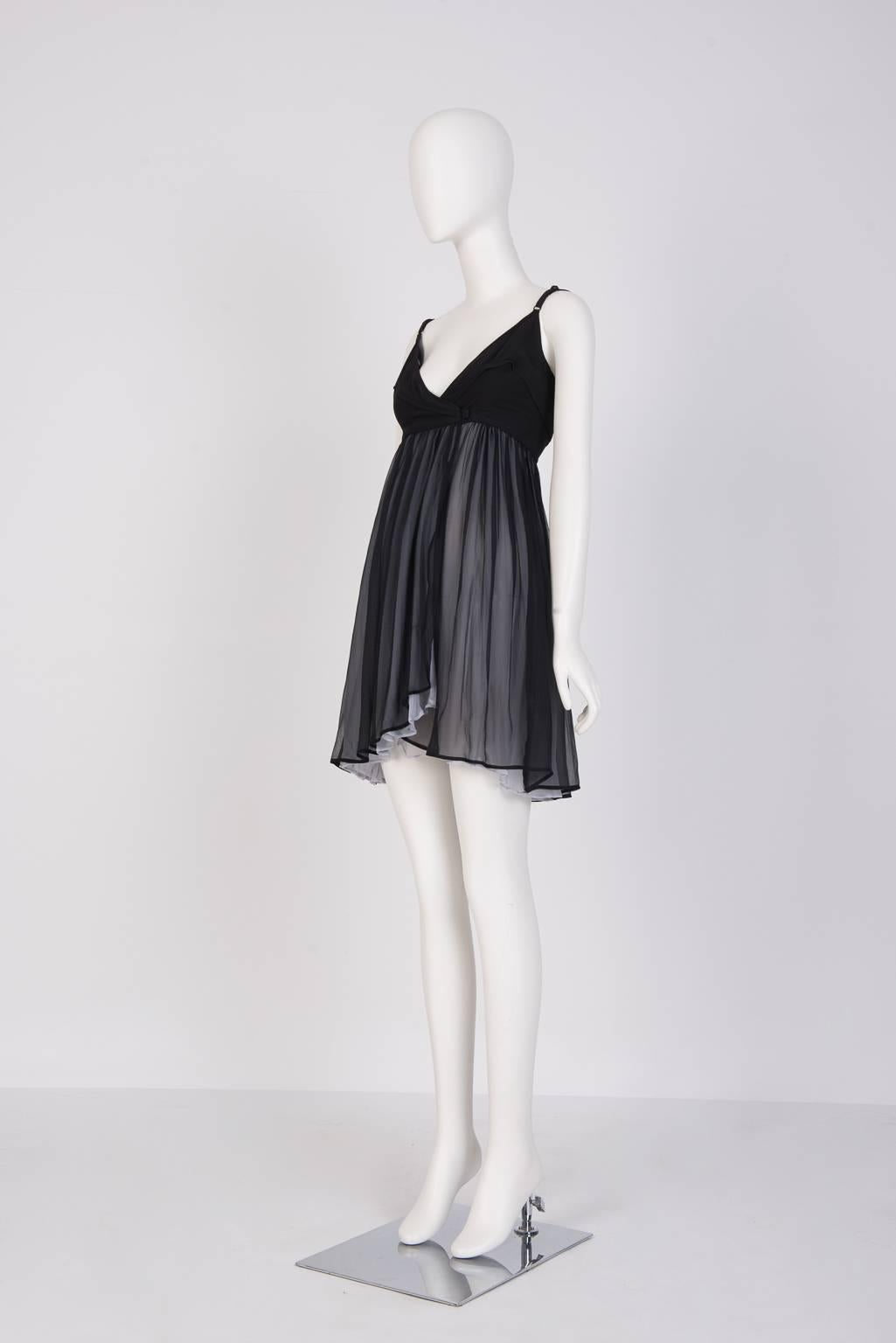 Double layered chiffon sundress with a contrast black bodice in plunging V-Neck cut. Very good condition with minor sign of tears on the inside layer of the dress. 