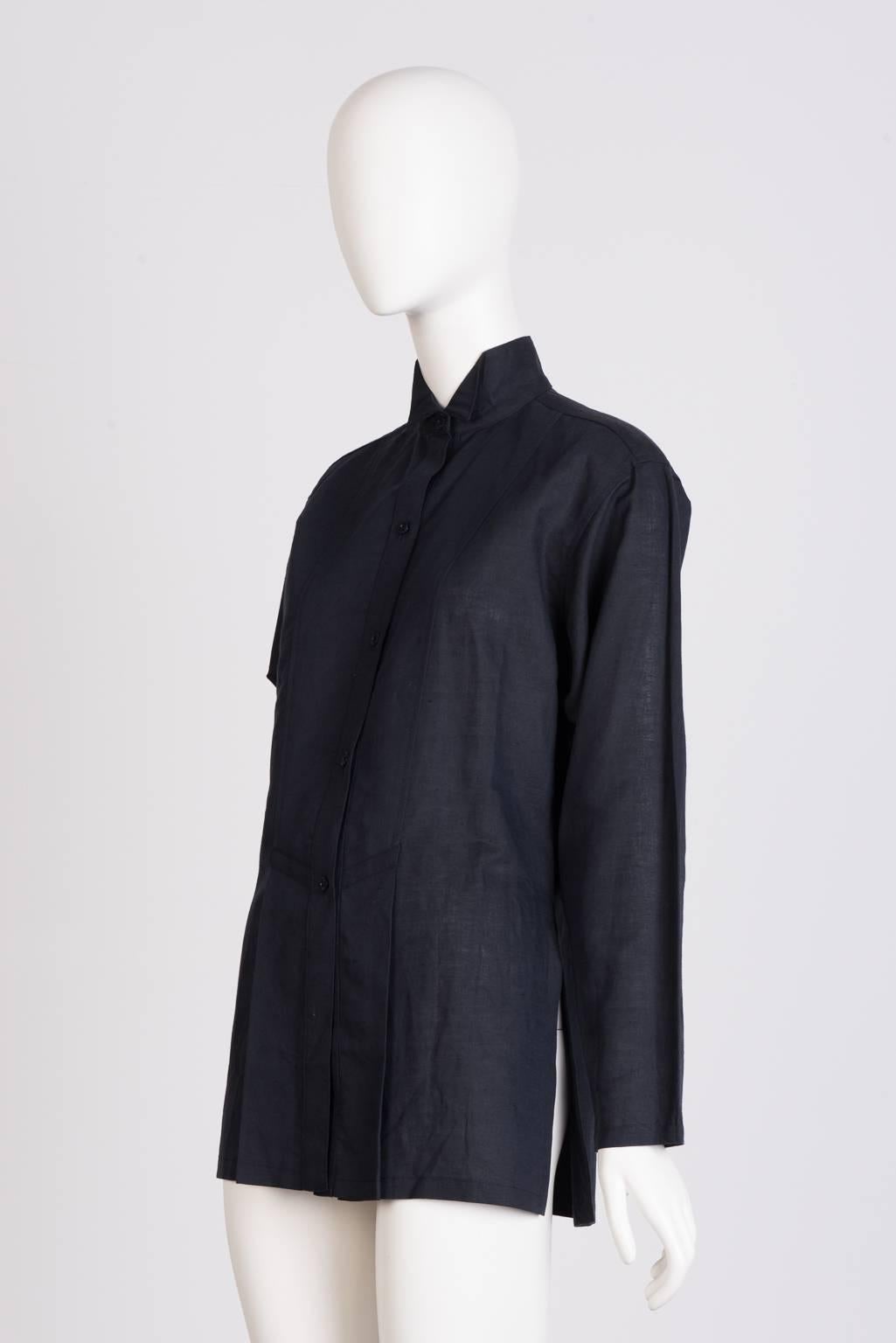  Five button shirt in black linen with flat, split pleats and bow tie collar