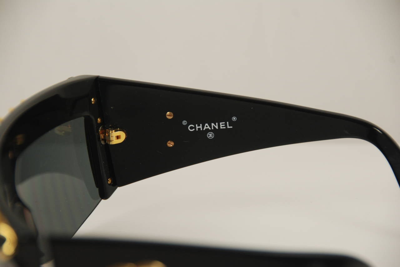 1990s Chanel Black and Gold Chain Vintage Sunglasses In Excellent Condition In New York, NY