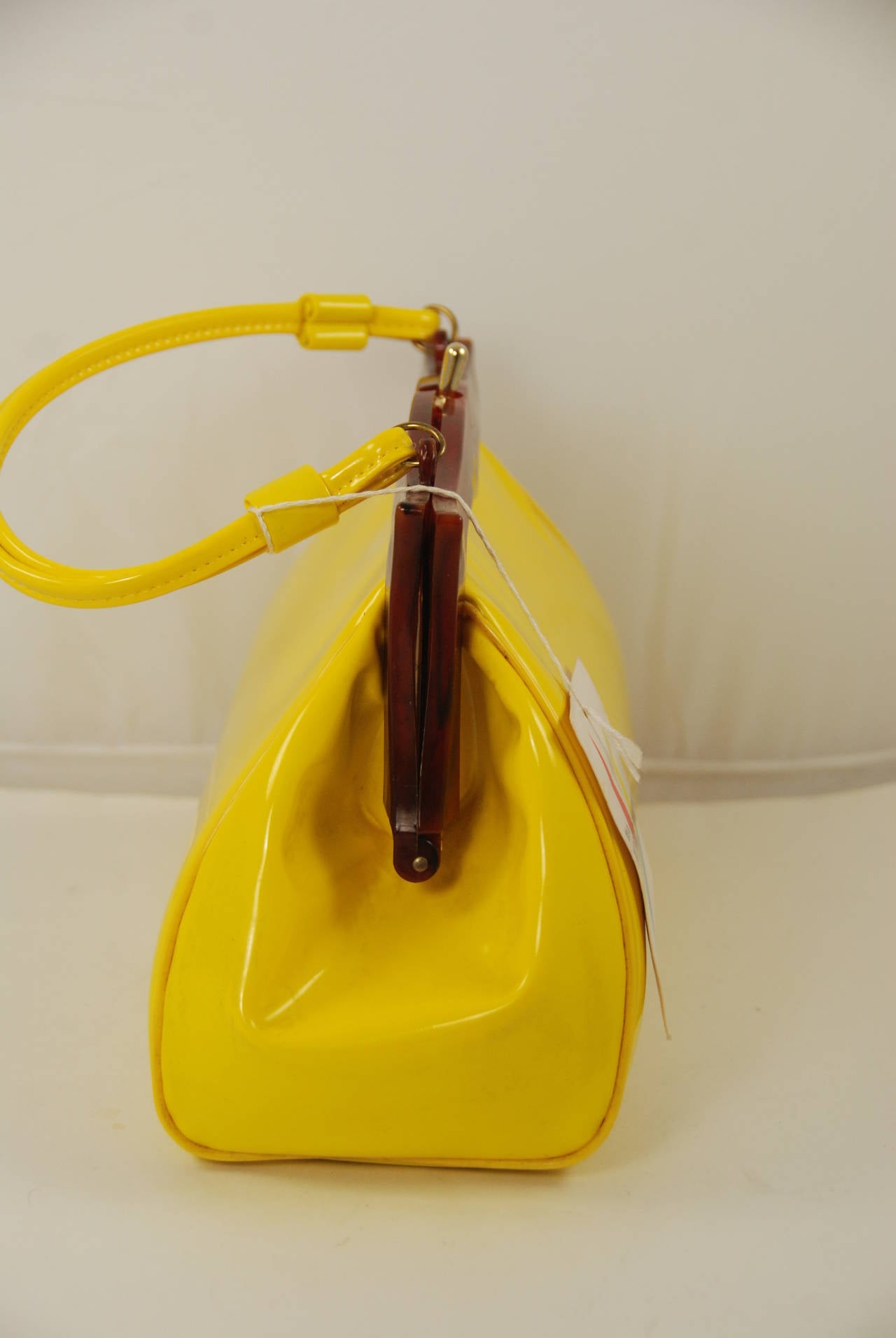 1960s Yellow Patent Handbag with Faux Tortoise Frame In New Condition In New York, NY