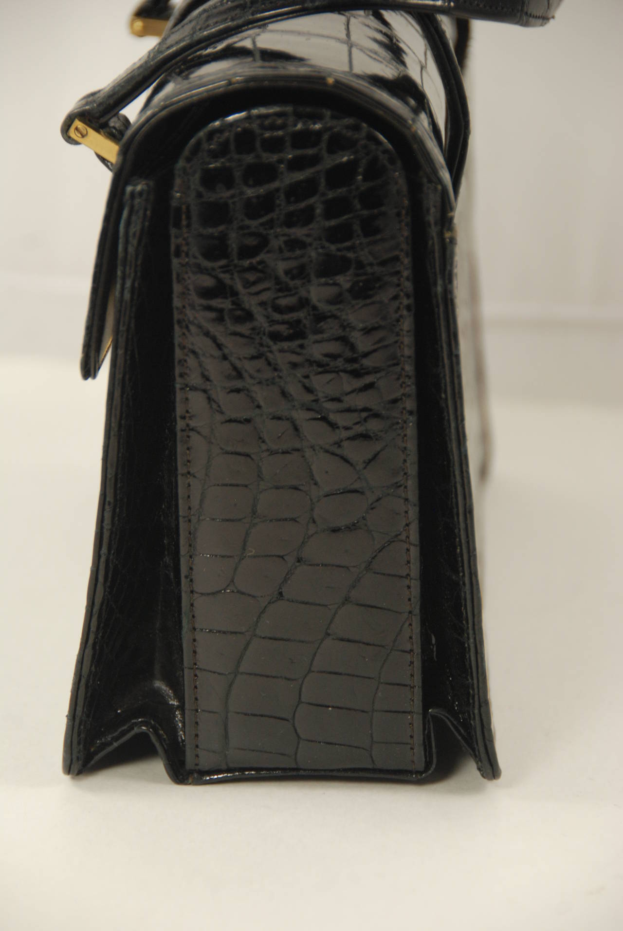 1970s Black Alligator Handbag In Excellent Condition For Sale In New York, NY