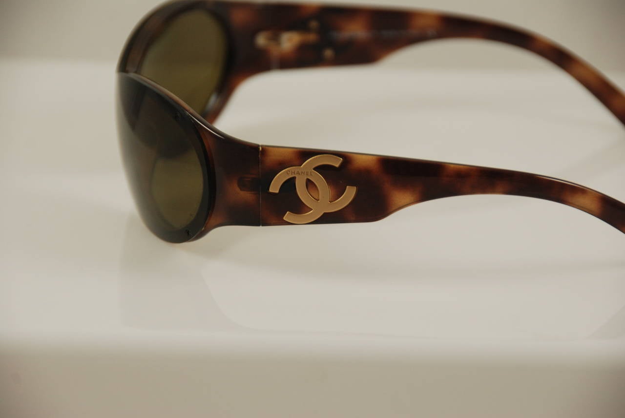 Black Chanel Tortoise Shell Sunglasses For Sale