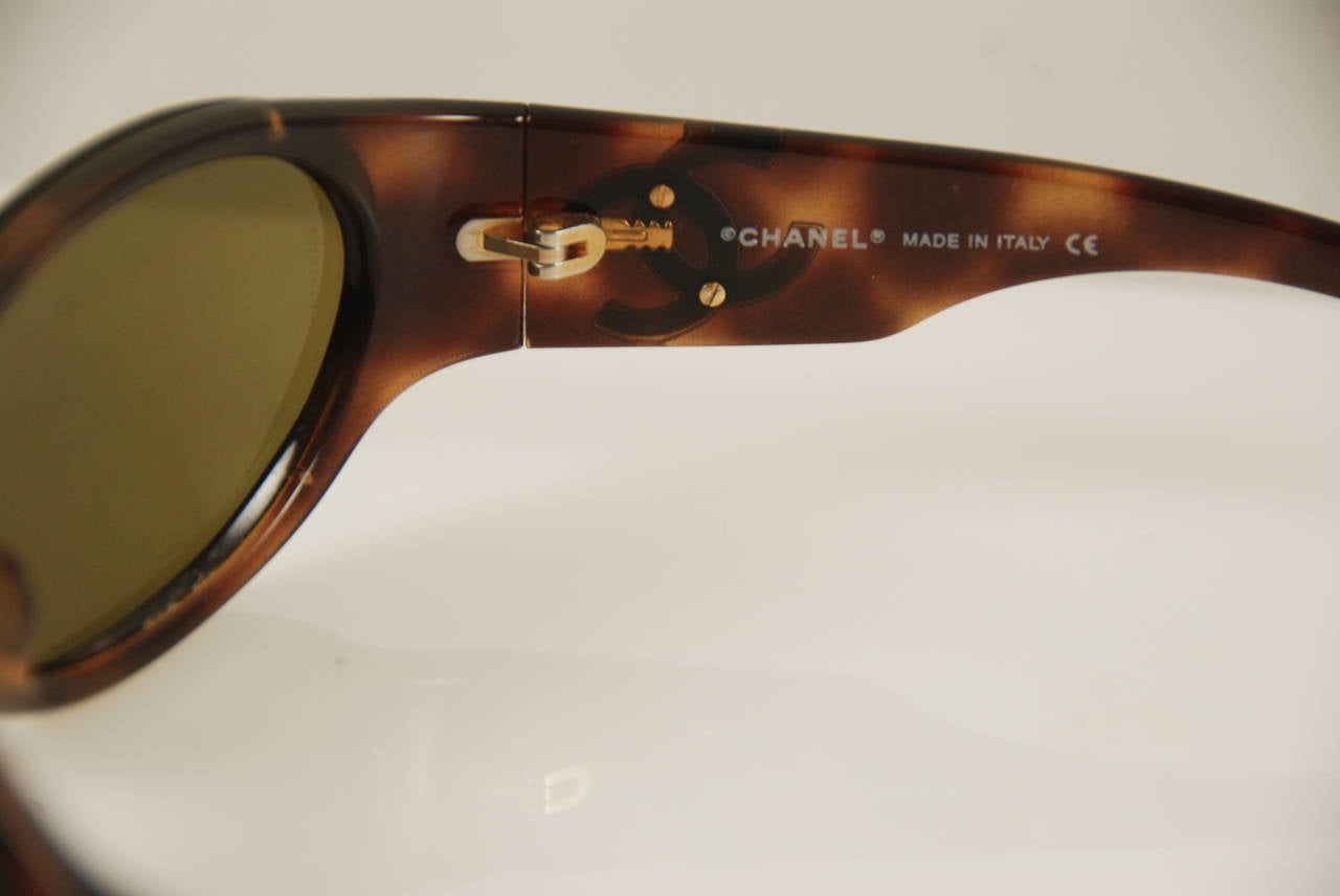 Chanel Tortoise Shell Sunglasses In Excellent Condition For Sale In New York, NY