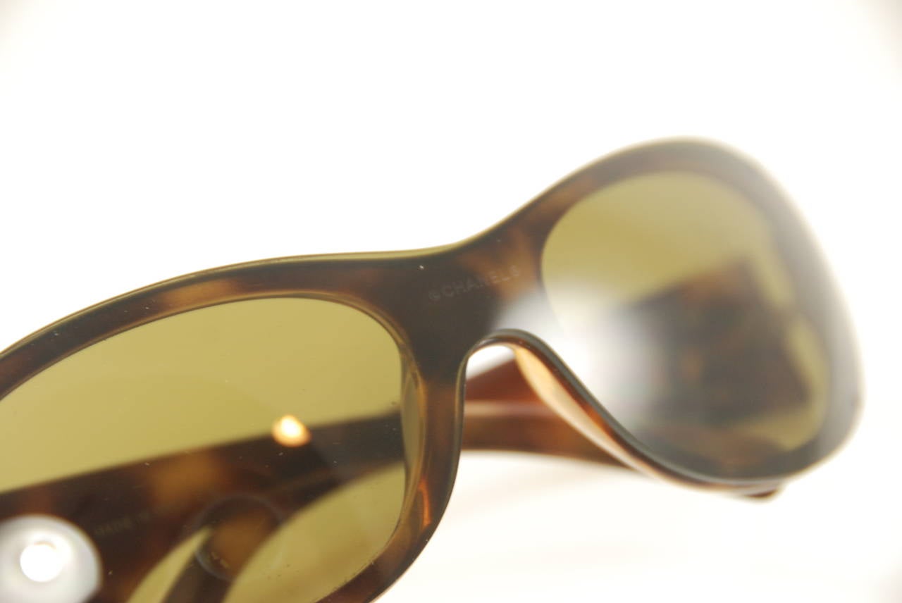 Women's Chanel Tortoise Shell Sunglasses For Sale