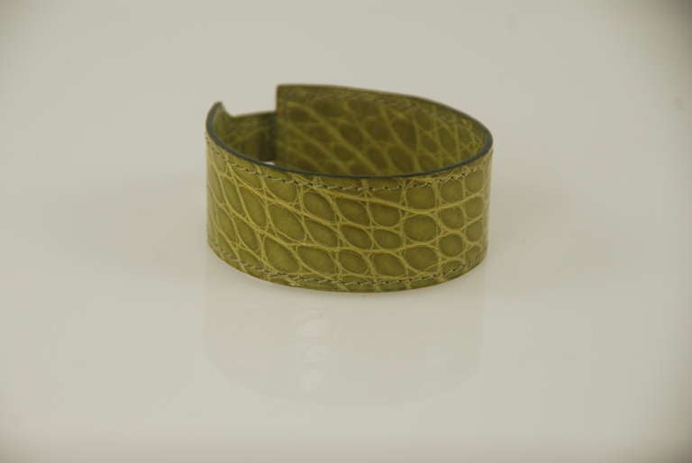 1990s Hermes Touareg Bracelet in Silver and Green Alligator In Excellent Condition For Sale In New York, NY