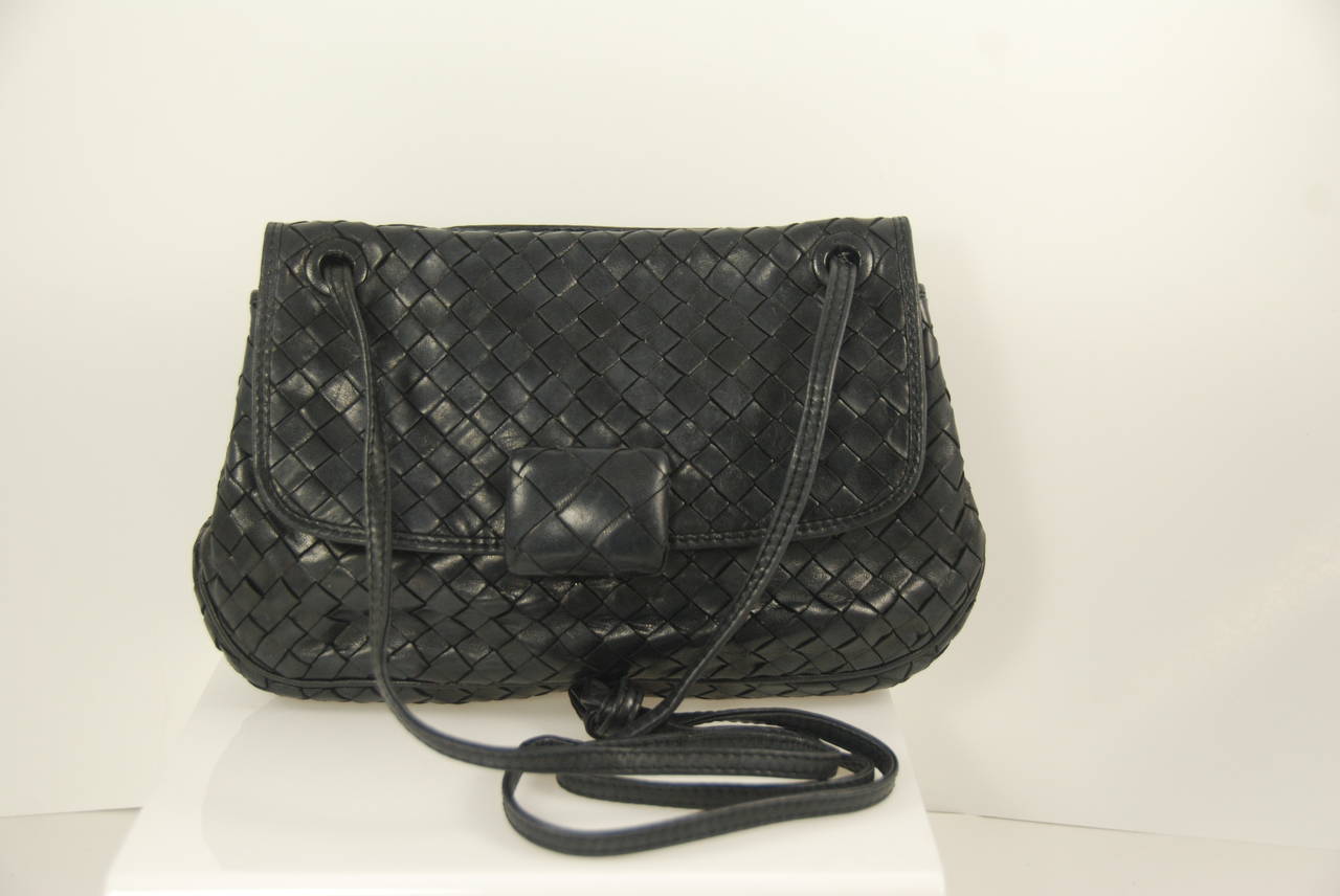 1990s Bottega Veneta Nero Calf Intrecciato Shoulder Bag In Excellent Condition In New York, NY