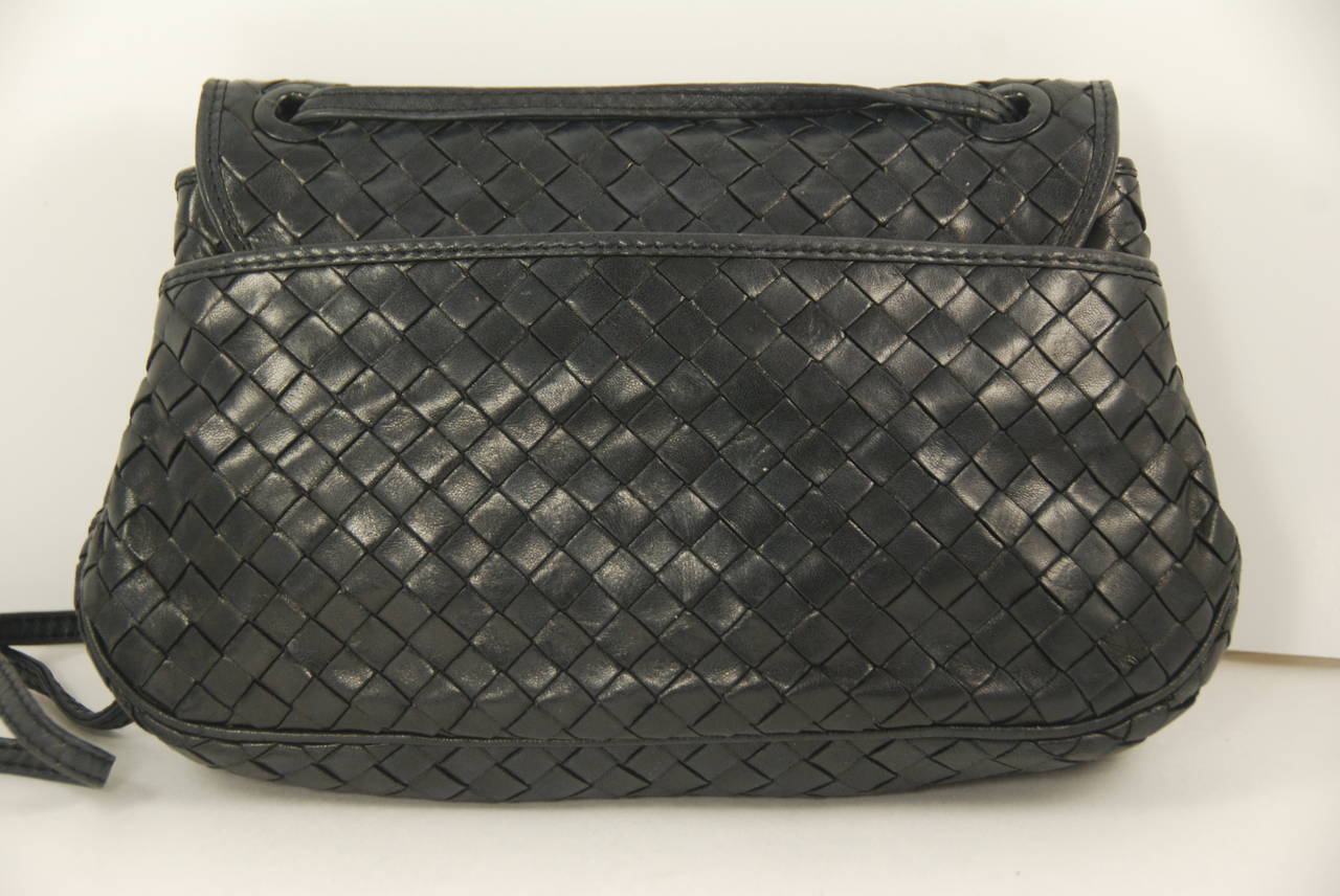 Intrecciato shoulder bag by Bottega Veneta in nero (black) calf. The shoudler strap has a 22