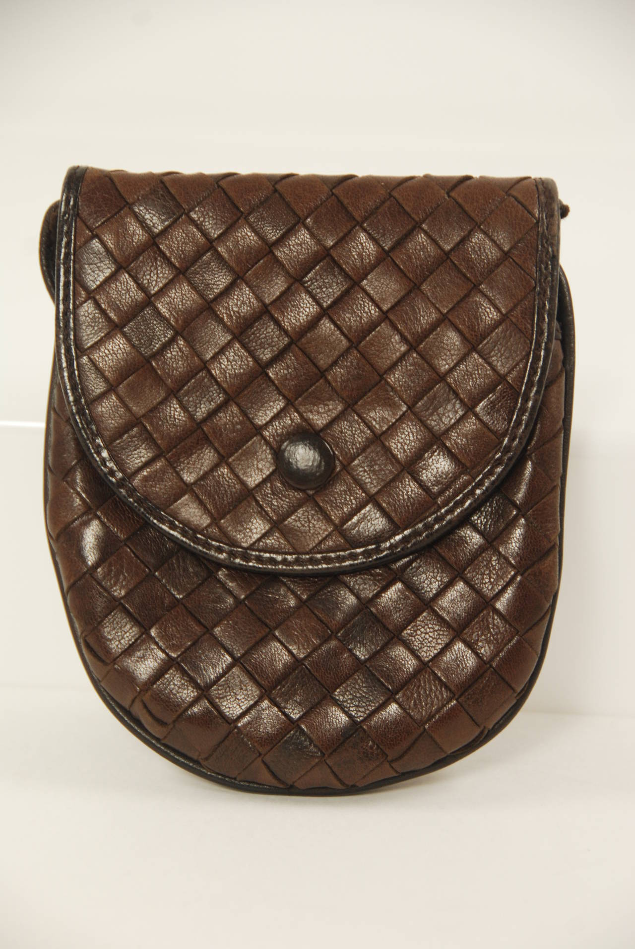Darling Bottega Veneta brown Intrecciato mini purse or flat pouch, circa 1980s - 1990s. Inside is lined in brown satin. There are two compartments. The shoulder strap has a drop of 22.5