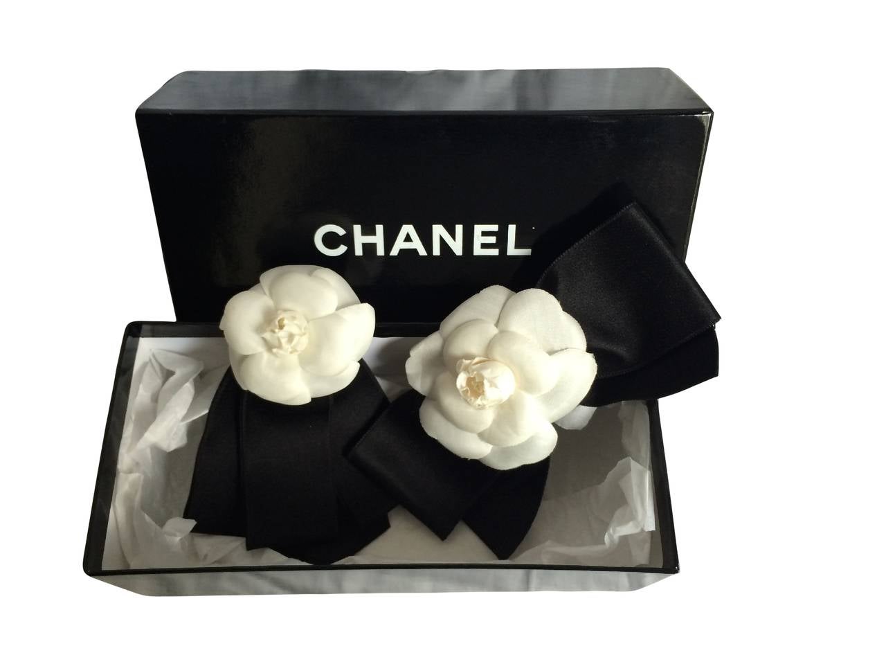 A set of vintage corsage pin brooches. The flowers are in delicate off white silk and the ribbons in black satin. Worn on either a black dress or a white cotton shirt with jeans makes a great statement.

Dimensions : 
