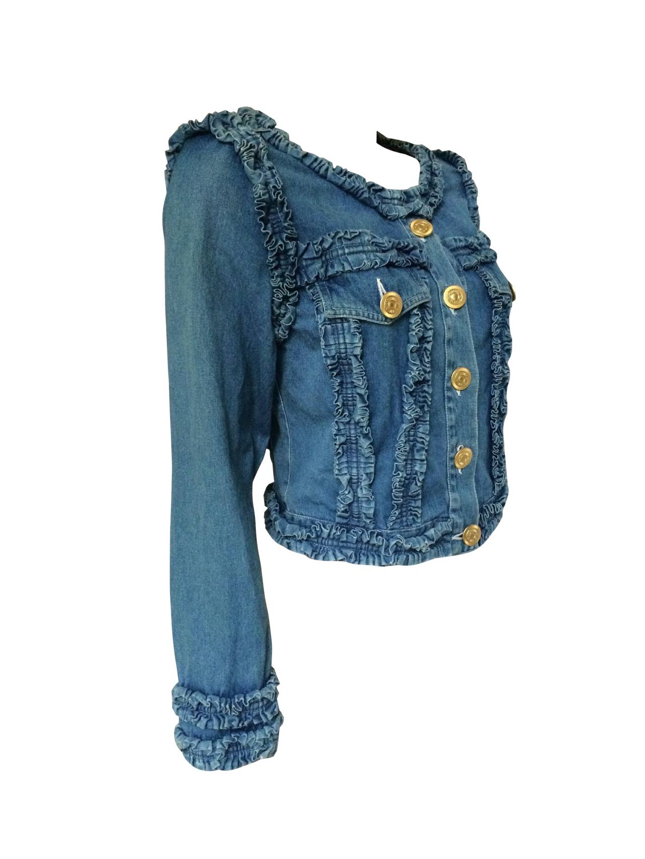 Mid to late 90’s cute vintage ruffled jeans short jacket by Moschino. “Bon Jeans bon Genre” typical of Moschino’s, twisting the codes by playing with the famous French words “Bon chic, bon genre”. Gilt gold buttons “Moschino Jeans”. Labeled size IT